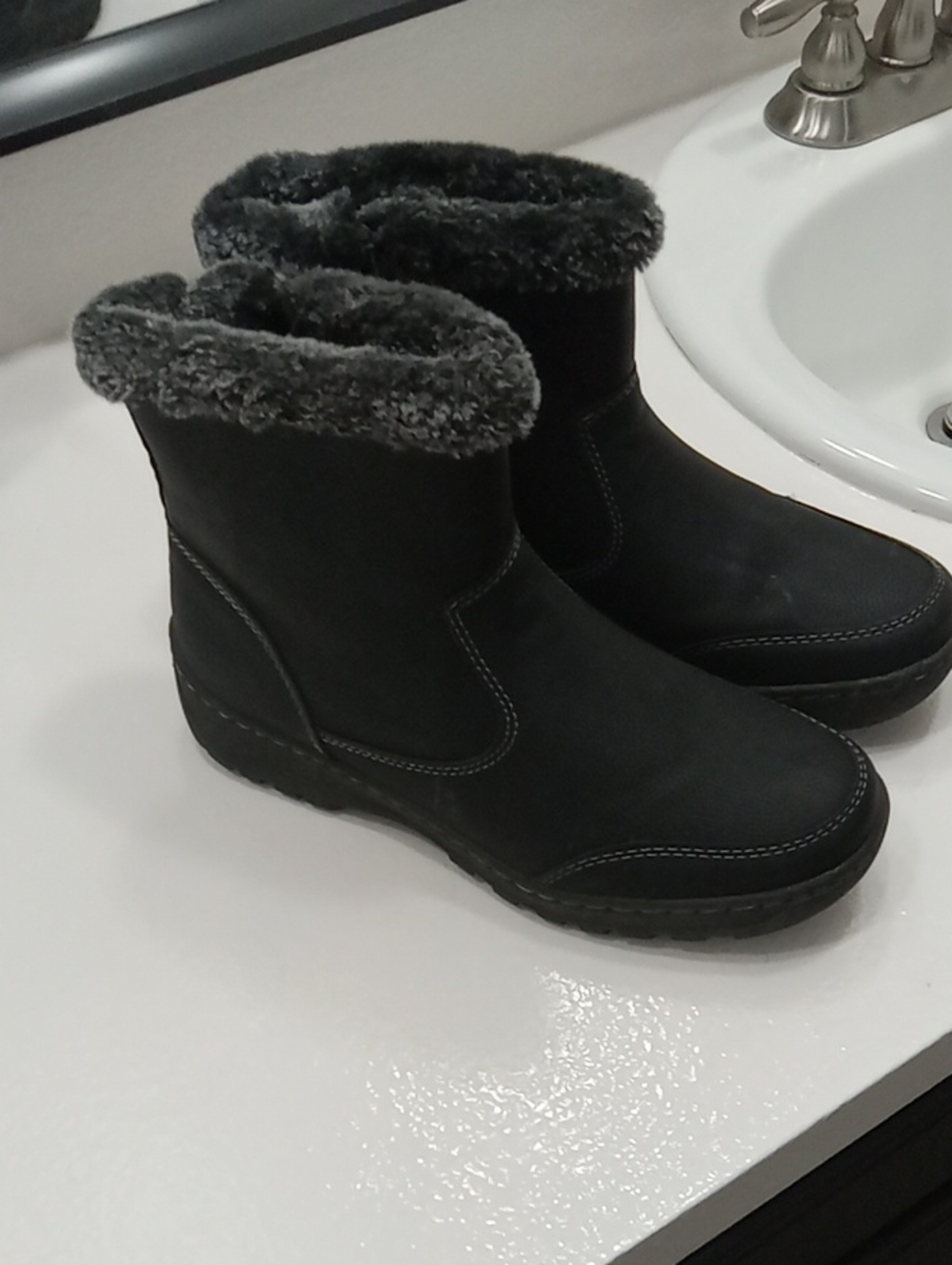 Khombu Black Faux-Fur Cuffed Winter Ankle Boots